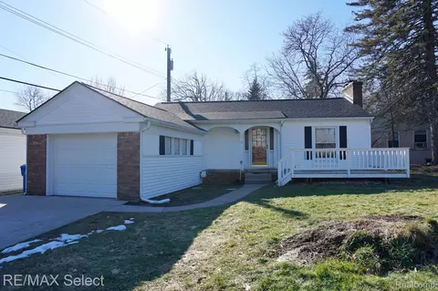 570 Shoreview Dr, Waterford, MI 48328