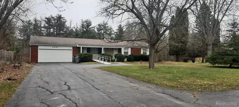 5481 E Holly Rd, Holly, MI 48442