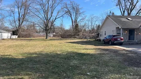 19250 Berg Rd, Detroit, MI 48219