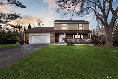 10958 Aqua Ln, Green Oak, MI 48178