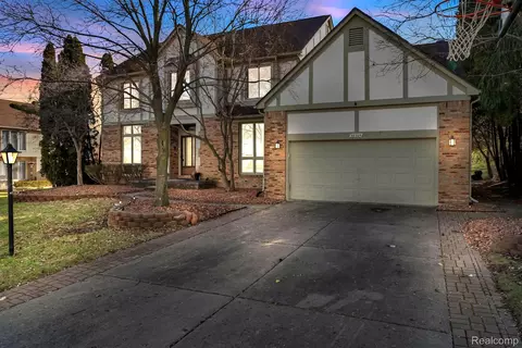 38325 Lowell Dr, Farmington Hills, MI 48331