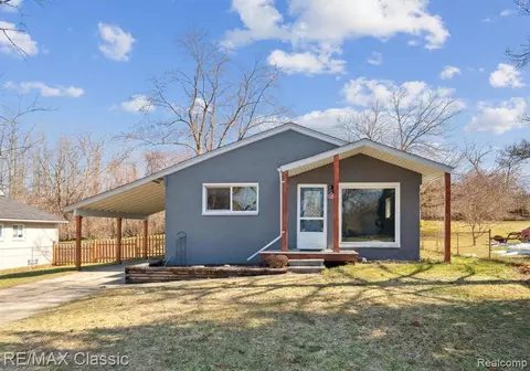820 Manor Dr, Milford, MI 48381