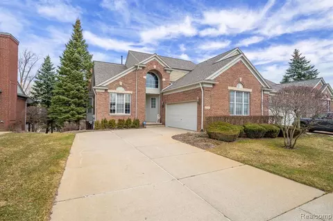 5245 Belmonte Dr, Rochester, MI 48306