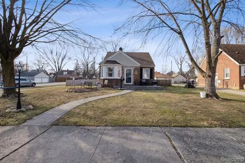 11307 Cavell St, Livonia, MI 48150