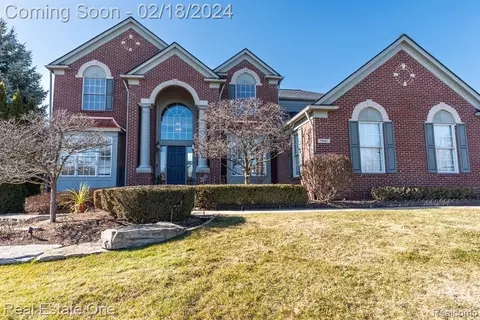 5942 Stonehaven Blvd, Rochester, MI 48306