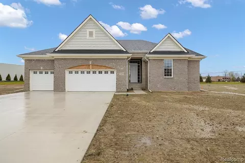 51678 Creek View Dr, New Baltimore, MI 48051