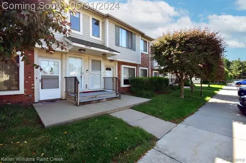 30735 Hidden Pines Ln, Roseville, MI 48066