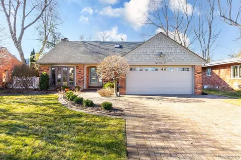 833 Crescent Ln, Grosse Pointe Woods, MI 48236