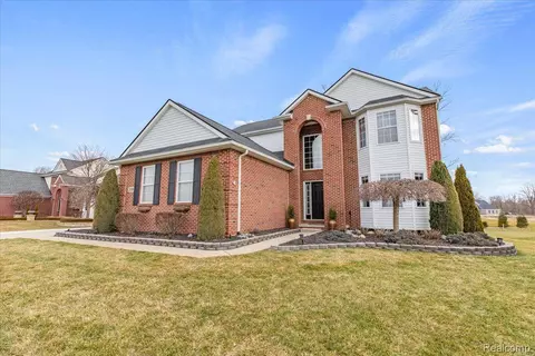 20908 Oak Tree Dr, Lyon, MI 48178