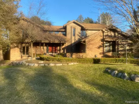 3033 Westman Ct, Bloomfield Hills, MI 48304