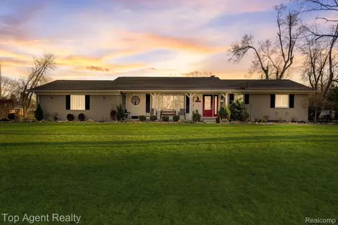 4040 Sandy Creek Dr, Shelby Township, MI 48316