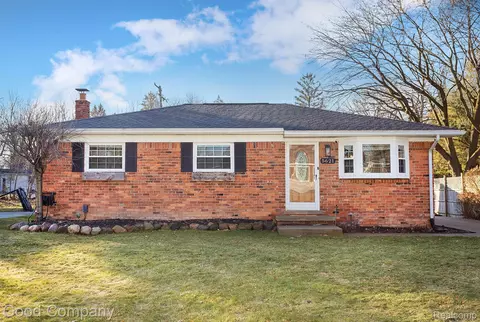 5621 Cleary Dr, Waterford, MI 48329