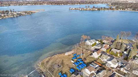1660 Beechmont St, Keego Harbor, MI 48320