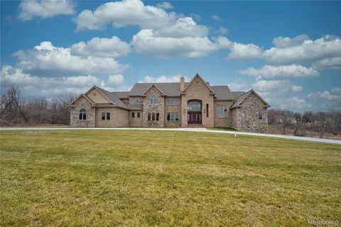 8498 Highgrove Crt Ct, Grand Blanc, MI 48439