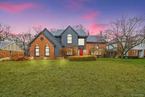 6751 Crestview Dr, Troy, MI 48098