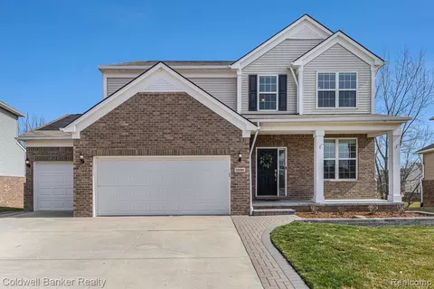 30084 Macintosh Ln, New Hudson, MI 48165