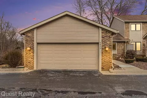 6832 Northcrest Way E, Clarkston, MI 48346