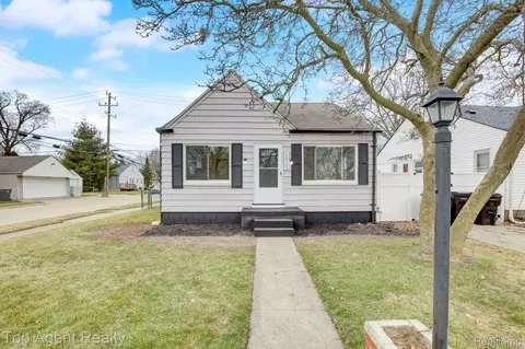 28303 Pinehurst St, Roseville, MI 48066