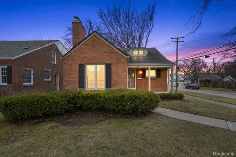 1657 Roslyn Rd, Grosse Pointe Woods, MI 48236