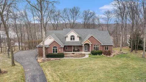 2375 Canyon Ridge Dr, White Lake, MI 48383