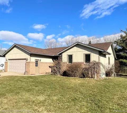 233 Jonathon Dr, Almont, MI 48003