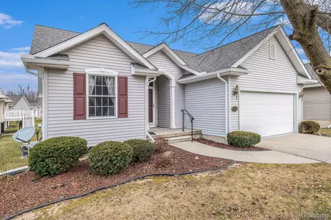 1142 Creekside Crt Ct, Burton, MI 48509