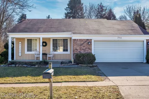 773 Oak Ridge Dr, Brighton, MI 48116