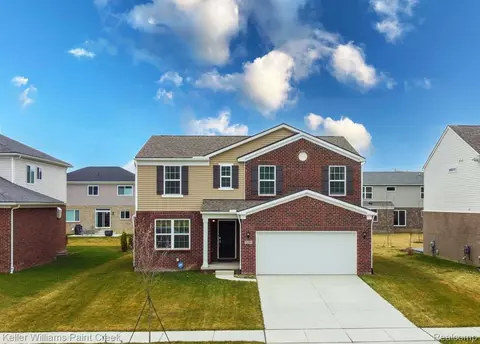5256 Woods Dr, Sterling Heights, MI 48310