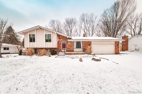 3726 Country View Dr, Oxford, MI 48371