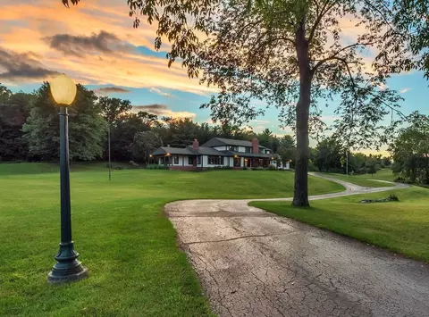 2948 Morrow Ln, Milford, MI 48381