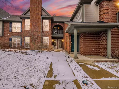 28523 Carlton Way Dr, Novi, MI 48377
