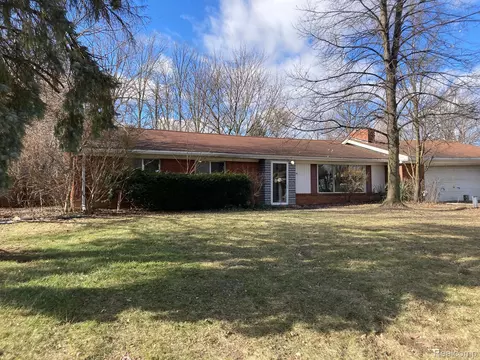 8142 Dungarvin Dr, Grand Blanc, MI 48439