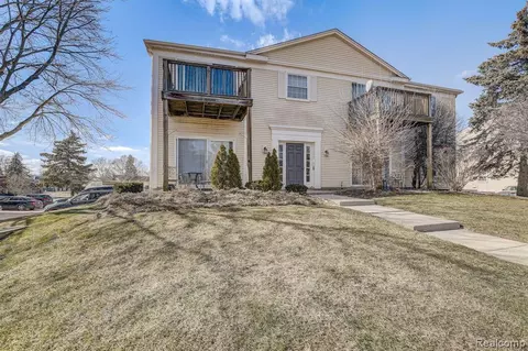 816 Bloomfield Village Blvd #D, Auburn Hills, MI 48326