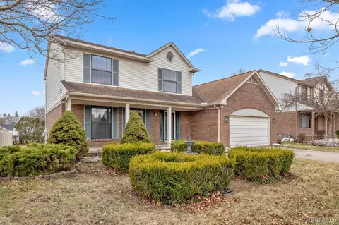22255 Crestwood St, Woodhaven, MI 48183