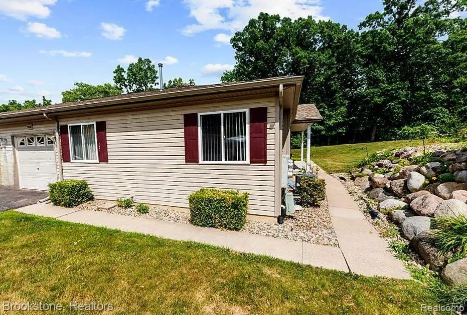 9536 Parkwood Dr, Grand Blanc, MI 48439 26 Photos Movoto