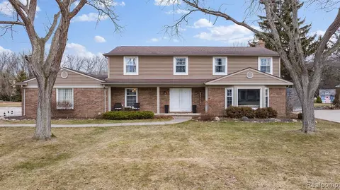 8708 Thorntree Dr, Grosse Ile, MI 48138