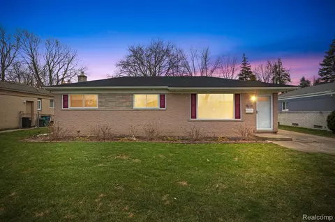 2972 Parliament Dr, Troy, MI 48083