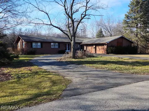 5295 Daniels Dr, Troy, MI 48098