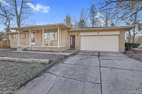 16 Avonwood Blvd, Rochester Hills, MI 48309