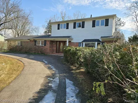 1515 Ashton Dr, Rochester Hills, MI 48309
