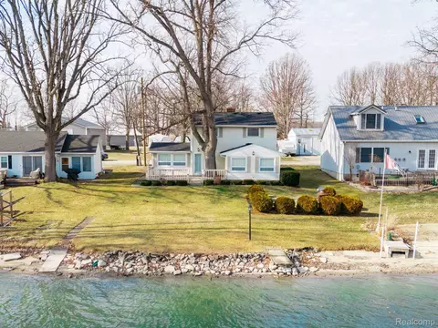 221 Lake View Dr, Hudson, MI 49247
