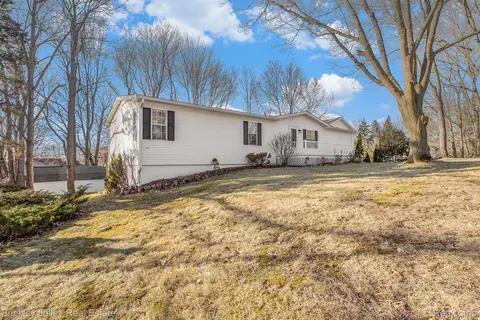 915 Oakcrest Rd, Oceola, MI 48843