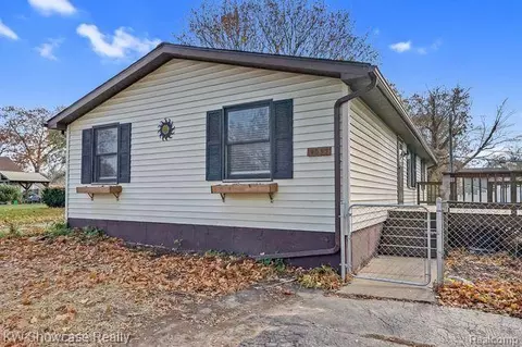 4053 Mapleleaf Rd, Waterford, MI 48328