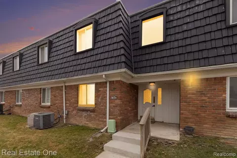 1802 Colonial Village Way #1, Waterford, MI 48328