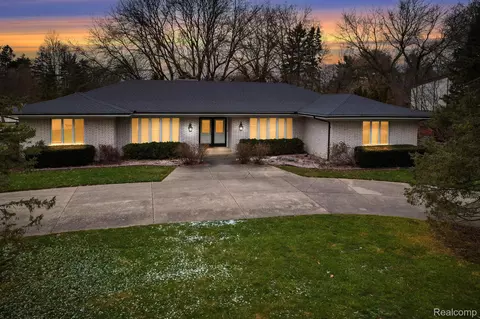 38111 Saddle Ln, Clinton Township, MI 48036