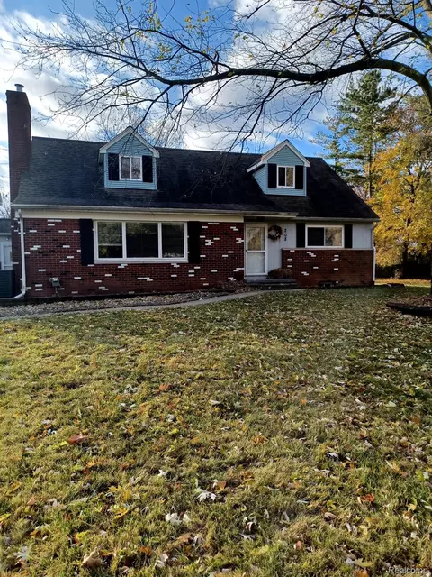 208 Pleasantview Dr, Grand Blanc, MI 48439