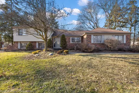 10225 Creekwood Cir, Plymouth, MI 48170