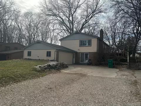 1720 Union Cir, Commerce, MI 48382