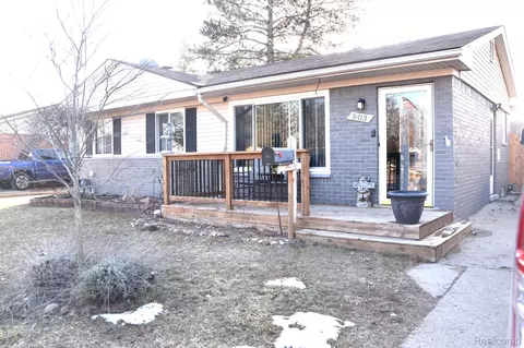 903 Emma Dr, Holly, MI 48442