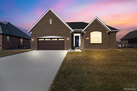 26681 Creek View Dr N, Chesterfield, MI 48051